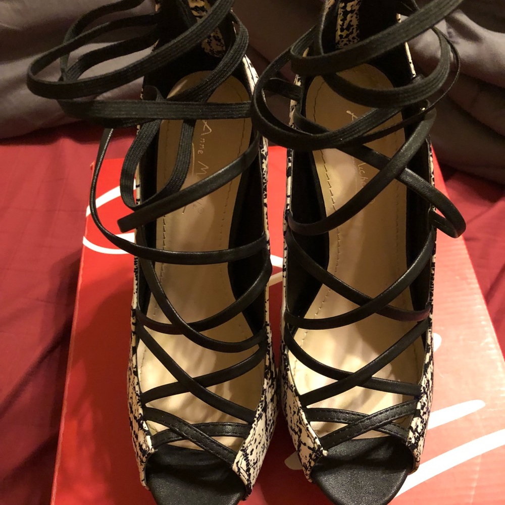 Sexy white and black Anne Michelle pump